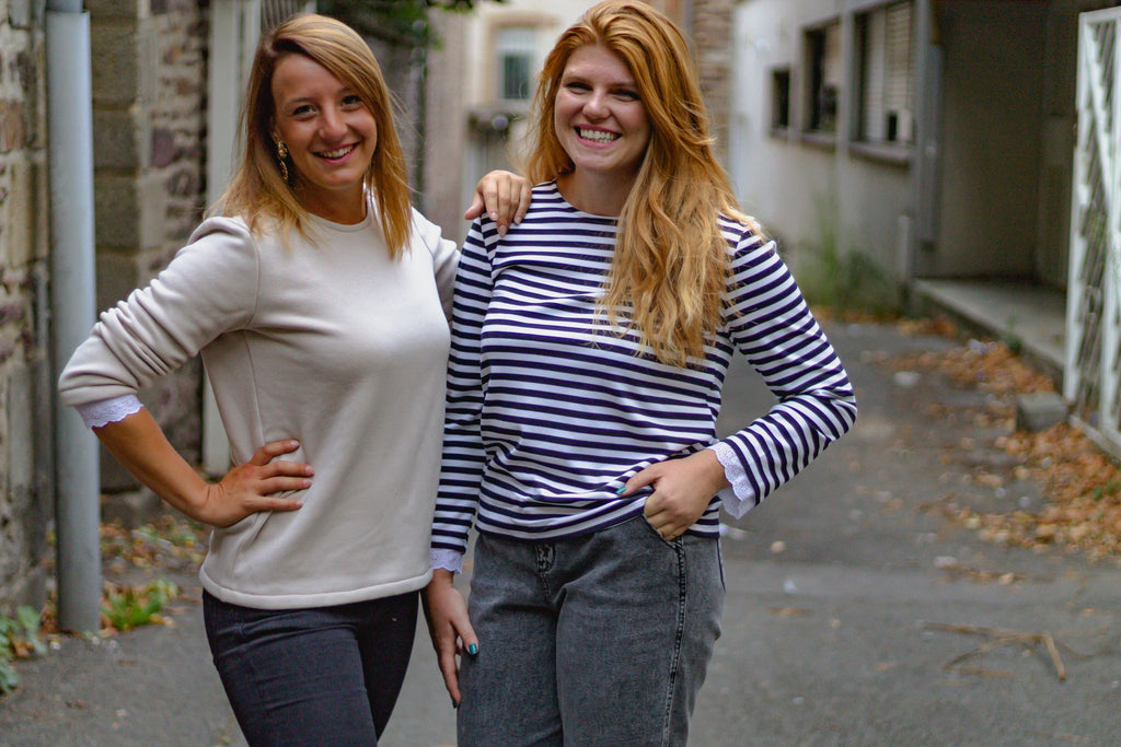 Marinière à rayures blanches et bleu marine, manches longues avec détails de broderies anglaises au poignet et 3 boutons dorés à l'épaule gauche. Prêt à porter fabriqué en France en petites séries