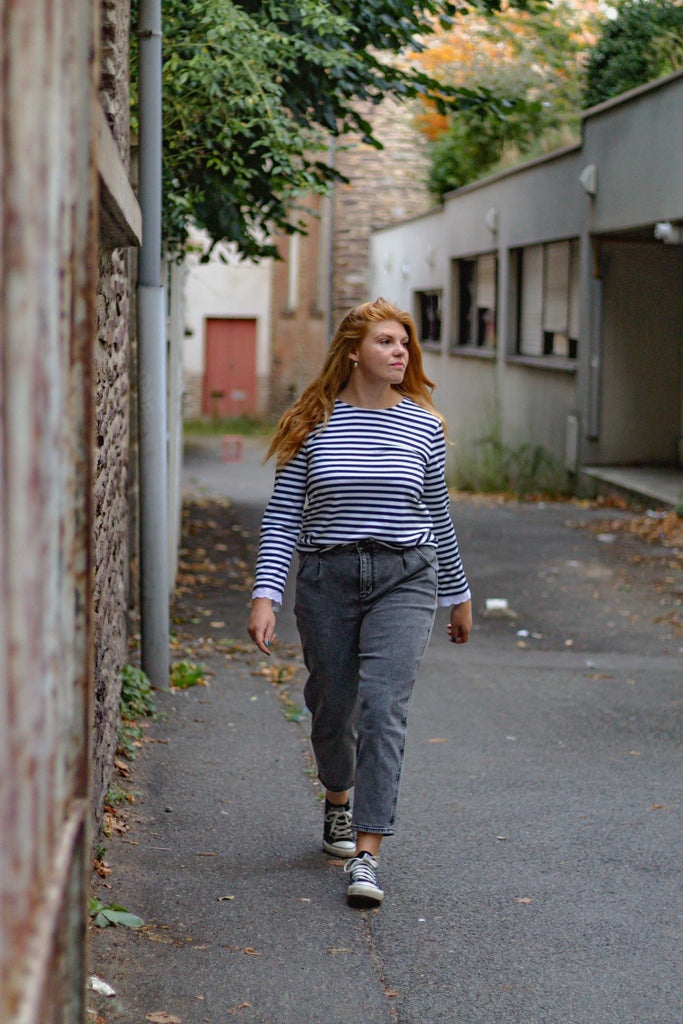 Marinière à rayures blanches et bleu marine, manches longues avec détails de broderies anglaises au poignet et 3 boutons dorés à l'épaule gauche. Prêt à porter fabriqué en France en petites séries