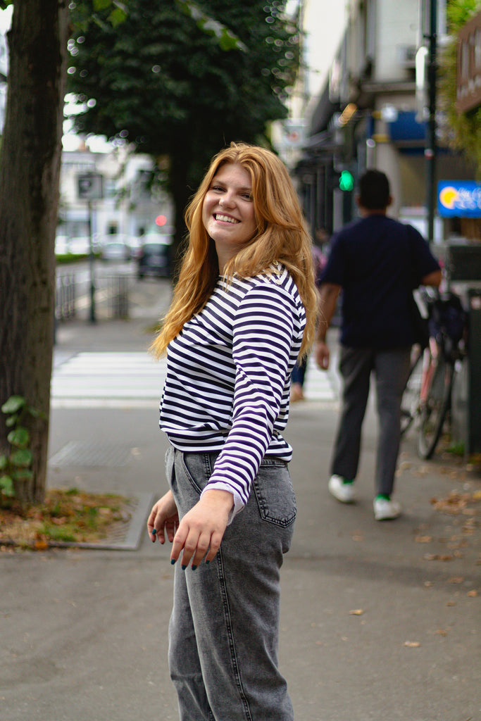 Marinière à rayures blanches et bleu marine, manches longues avec détails de broderies anglaises au poignet et 3 boutons dorés à l'épaule gauche. Prêt à porter fabriqué en France en petites séries