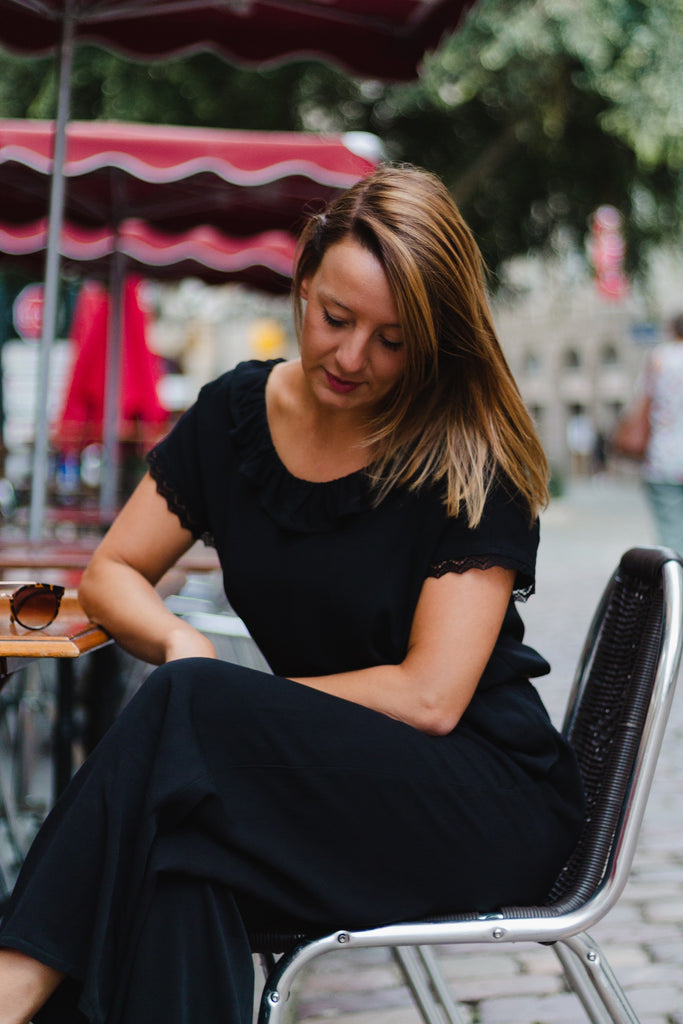 Pantalon Gabin - pantalon noir fluide et large, il possède 2 poches sur le côté et sa taille est élastique. Prêt à porter fabriqué en France en petites séries